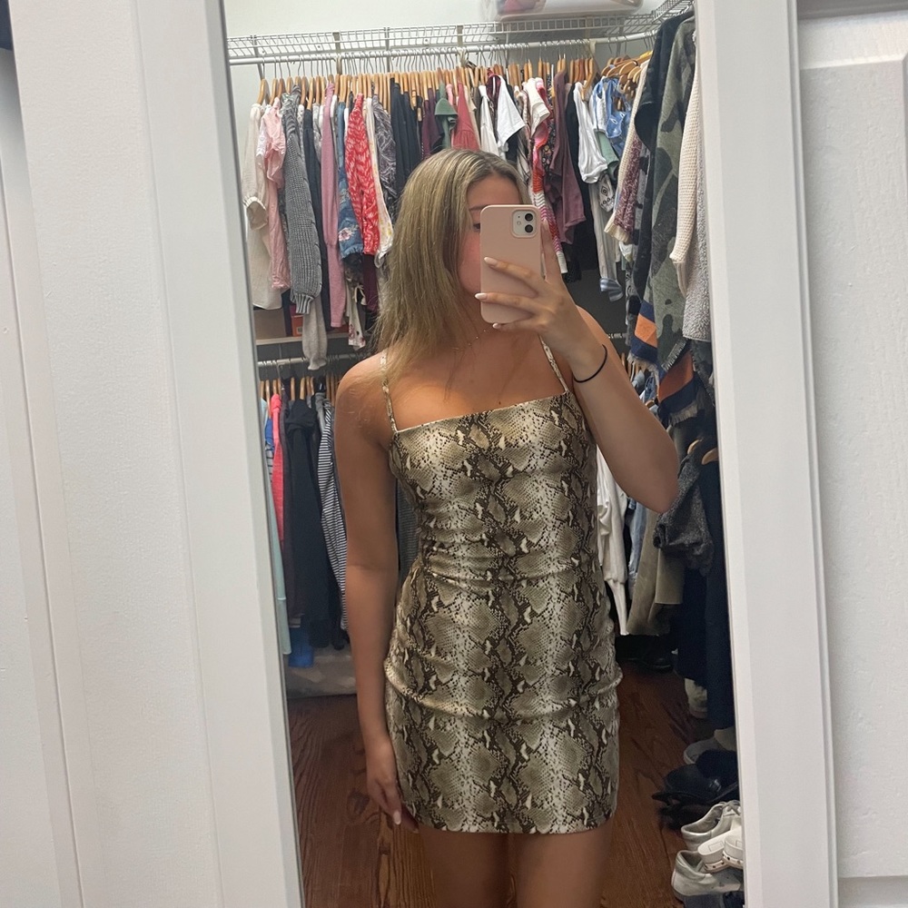 fits true to size, thin adjustable straps, Zipper on back, straight neckline